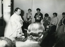 W niedzielę 16 listopada 1980 r. ks. Jerzy Błaszczak SAC celebrował Eucharystię w korytarzu głównym przy szatni UW. Uczestniczyli w niej biorący udział w strajkach okupacyjnych.