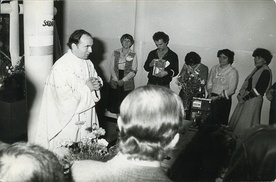 W niedzielę 16 listopada 1980 r. ks. Jerzy Błaszczak SAC celebrował Eucharystię w korytarzu głównym przy szatni UW. Uczestniczyli w niej biorący udział w strajkach okupacyjnych.