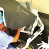 ▲	System komputerowy przekłada ruch dłoni i wzroku chirurga na robotyczny, optymalizując ruchy rąk i eliminując drżenia mięśni oraz poprawiając pole widzenia poprzez powiększenie pola operacyjnego i głębię obrazu.