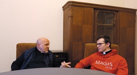 Ojciec Robert Więcek SJ, (z lewej), dyrektor Krajowego Sekretariatu Apostolstwa Modlitwy, i Jan Głąba SJ, student filozofii na Akademii Ignatianum i polonistyki na UJ, ktory zajmuje się programem Team Pope.