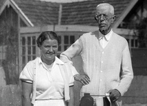 Jadwiga Jędrzejowska ze swoim partnerem w grze mieszanej na francuskiej Riwierze  – królem Szwecji Gustawem V. Rok 1936.