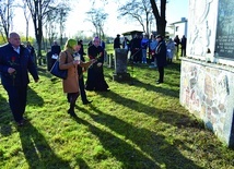 Na zakończenie delegacje złożyły wiązanki kwiatów  przy pomniku upamiętniającym staszowskich Żydów. 