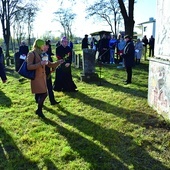 Na zakończenie delegacje złożyły wiązanki kwiatów  przy pomniku upamiętniającym staszowskich Żydów. 