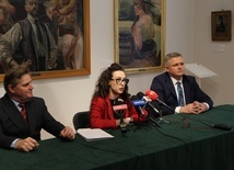 O wystawie opowiada Magdalena Kołtunowicz. Obok siedzą (z lewej) Leszek Ruszczyk, dyrektor Muzeum, i Adam Duszyk, zastępca dyrektora Muzeum.