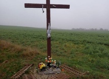 Nieznani sprawcy uszkodzili przydrożny krzyż