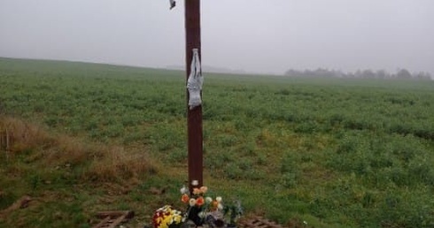 Nieznani sprawcy uszkodzili przydrożny krzyż