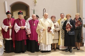 Uhonorowani medalami z przedstawicielami Kapituły Ostrobramskiej. Trzeci z prawej kustosz sanktuarium ks. Jerzy Karbownik.