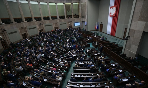 Sejm uchwalił zmiany prawa dot. państwowej komisji ds. pedofilii. Spięcie pomiędzy posłankami KO i Polski 2050