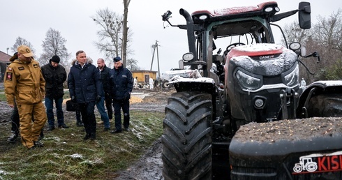 Prezydent na miejscu eksplozji rakiety w Przewodowie