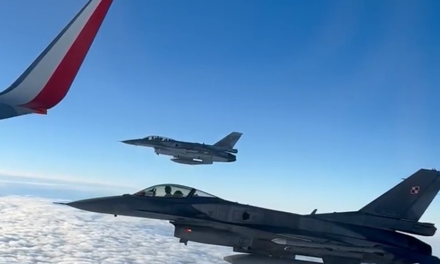 Szef MON o F-16 eskortujących samolot z polską reprezentacją: to ćwiczenia pilotów i wyraz naszego wsparcia