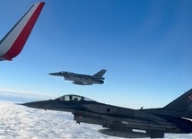Szef MON o F-16 eskortujących samolot z polską reprezentacją: to ćwiczenia pilotów i wyraz naszego wsparcia