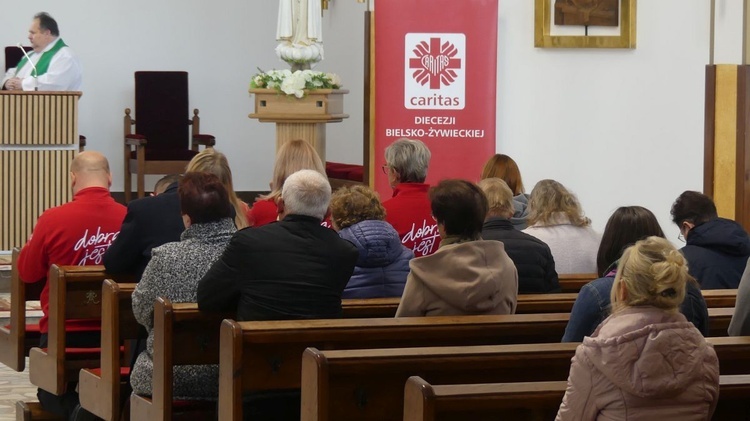 Wolontariusze POPŻ z regionu w siedzibie Caritas w Janowicach