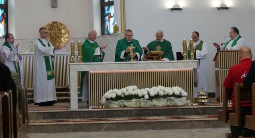 Wolontariusze POPŻ z regionu w siedzibie Caritas w Janowicach