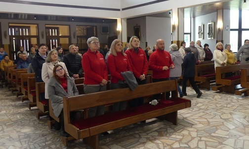 Msza św. wolontariuszy parafialnych zespołów charytatywnych i pracowników organizacji pomocy społecznej w Janowicach.