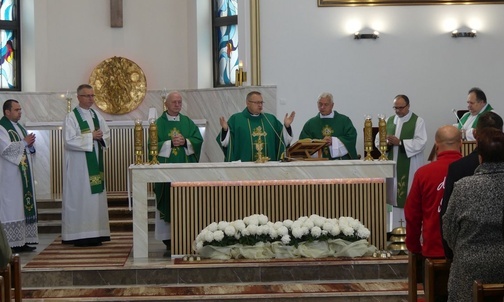 Msza św. wolontariuszy parafialnych zespołów charytatywnych i pracowników organizacji pomocy społecznej w Janowicach.