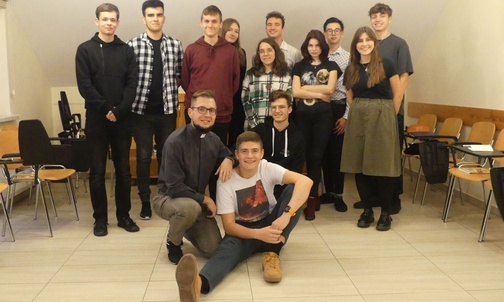 Młodzi liderzy dekanalni z ks. Kamilem Kuchejdą na trzecim forum diecezjalnym w Bystrej Krakowskiej.