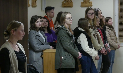 Andrychowscy oazowicze i goście z Ukrainy w kaplicy św. Józefa na Mszy św. za zmarłych i poległych.