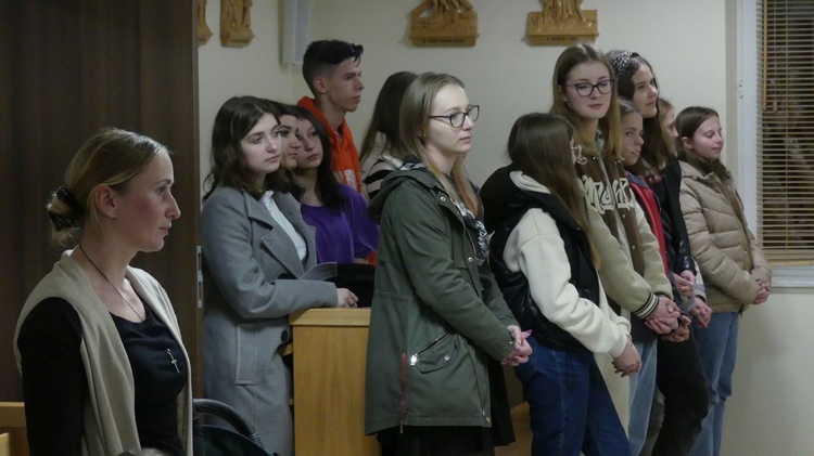 Andrychowscy oazowicze i goście z Ukrainy w kaplicy św. Józefa na Mszy św. za zmarłych i poległych.