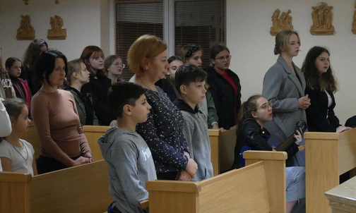 Andrychowscy oazowicze i goście z Ukrainy w kaplicy św. Józefa na Mszy św. za zmarłych i poległych.