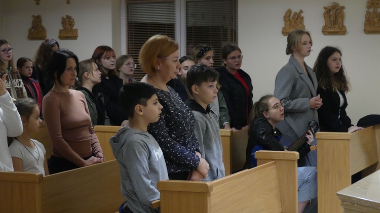 Andrychowscy oazowicze i goście z Ukrainy w kaplicy św. Józefa na Mszy św. za zmarłych i poległych.