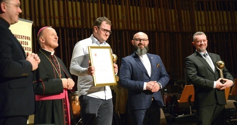 Laureaci Złotych Kul z bp. Markiem Solarczykiem oraz z szefami radomskiej Caritas.