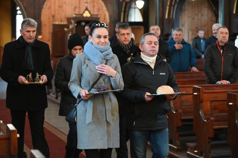 Procesja z darami poprowadzona przez zaangażowanych w Klub Abstynenta. 