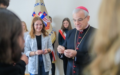 Młodzi otrzymali od bp. Marka Mendyka legitymacje oraz przypinki potwierdzające ich przynależność do KSM.