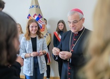 Młodzi otrzymali od bp. Marka Mendyka legitymacje oraz przypinki potwierdzające ich przynależność do KSM.