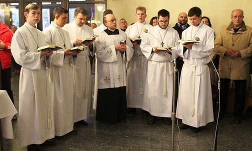 Schola gregoriańska lektorów z parafii św. Józefa na Złotych Łanach z ks. Krzysztofem Kurnikiem na uroczystości ustanowienia nowych lektorów.