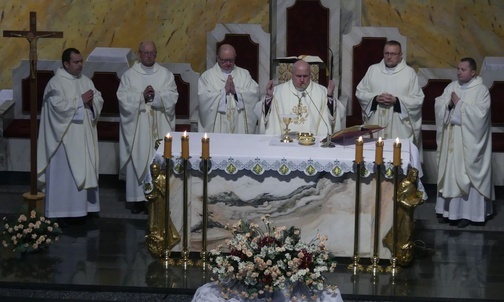 Bp Piotr Greger przewodniczył Mszy św. podczas obchodów 6. Światowego Dnia Ubogich w kościele NSPJ w Bielsku-Białej.