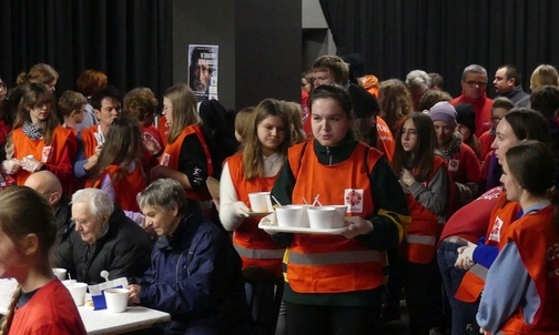 Młodzi ze szkolnych kół Caritas usługiwali uczestnikom Światowego Dnia Ubogich w auli św. Jana Pawła II w bielskiej parafii NSPJ.