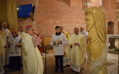 Bp Krzysztof Nitkiewicz dokonał poświęcenia figury bł. Salomei, którą wykonał rzeźbiarz Zenon Bednarski. 