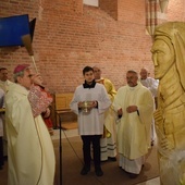Bp Krzysztof Nitkiewicz dokonał poświęcenia figury bł. Salomei, którą wykonał rzeźbiarz Zenon Bednarski. 