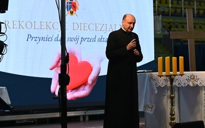 Ks. Mariusz Rosik w czasie konferencji w świebodzickiej hali OSiR-u.