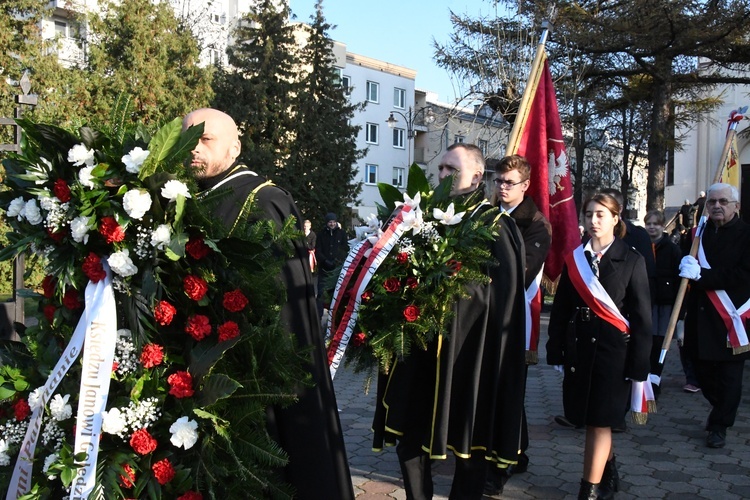 Obelisk i tablica ks. Golędzinowskiego