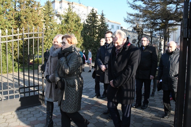 Obelisk i tablica ks. Golędzinowskiego