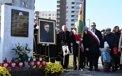 Obelisk i tablica ks. Golędzinowskiego