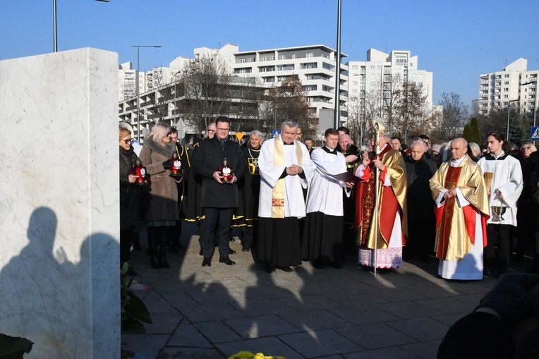 Obelisk i tablica ks. Golędzinowskiego