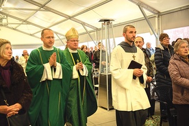 	Biskup pomocniczy przewodniczył uroczystości w Koszalinie, a następnie poświęcił kaplicę w Warcinie.