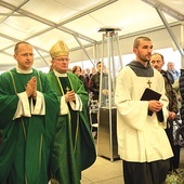 	Biskup pomocniczy przewodniczył uroczystości w Koszalinie, a następnie poświęcił kaplicę w Warcinie.