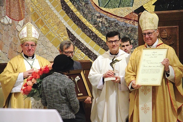 	Były prefekt Kongregacji Nauki Wiary odebrał nagrodę Feniks, przyznaną mu przez Stowarzyszenie Wydawnictw Katolickich.