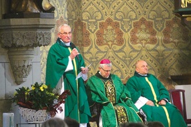 Od lewej: ks. Antoni Pławecki, bp Andrzej Siemieniewski i ks. Zbigniew Radziwołek.