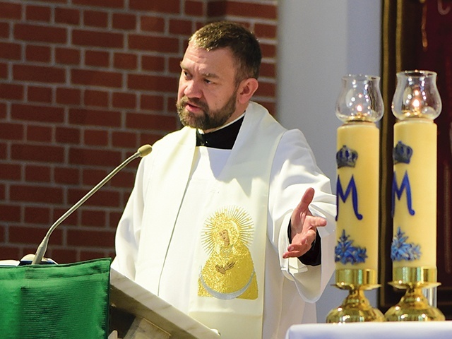 ▲	– Każdy z nas otrzymuje łaskę miłosierdzia, by się nią dzielić – przekonywał o. Dariusz Piórkowski SJ.