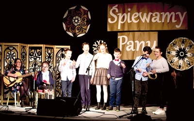 ▲	Na scenie zaprezentowało się ogółem 65 osób.