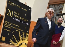 Podczas jubileuszowego koncertu maestro Janusz Gabryelski otrzymał odznakę Zasłużony  dla Kultury Polskiej.