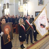 ▲	Delegacja szkoły  ze sztandarem  i portretem  kard. Wyszyńskiego.