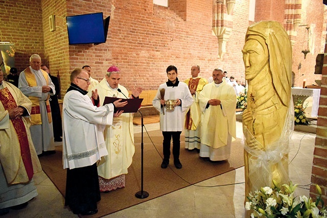 ▲	Prawie 2-metrowa figura docelowo stanie w przestrzeni publicznej na terenie miasta.