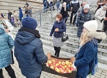 Każdy z wychodzących dostał jabłko – symbol władzy królewskiej Jezusa.