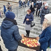 Każdy z wychodzących dostał jabłko – symbol władzy królewskiej Jezusa.