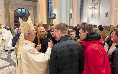 Po Mszy św. abp Wiktor Skworc rozmawiał z młodzieżą.